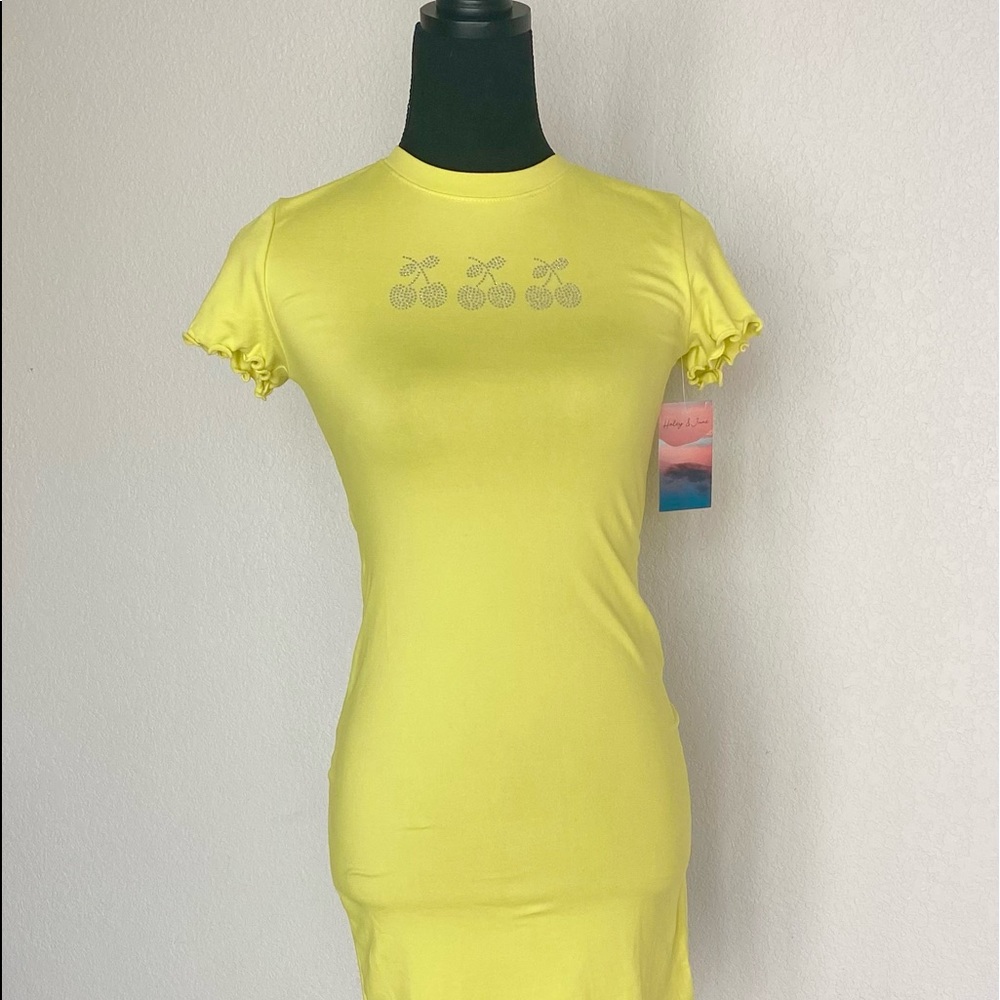 Neón gorgeous summer dress! Tag says M but more like a Large Petite!